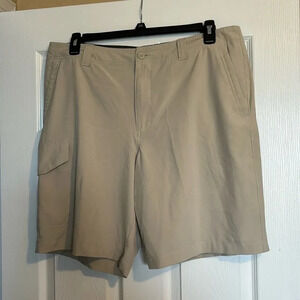 Columbia men’s tan 10” inseam hybrid shorts size 36
